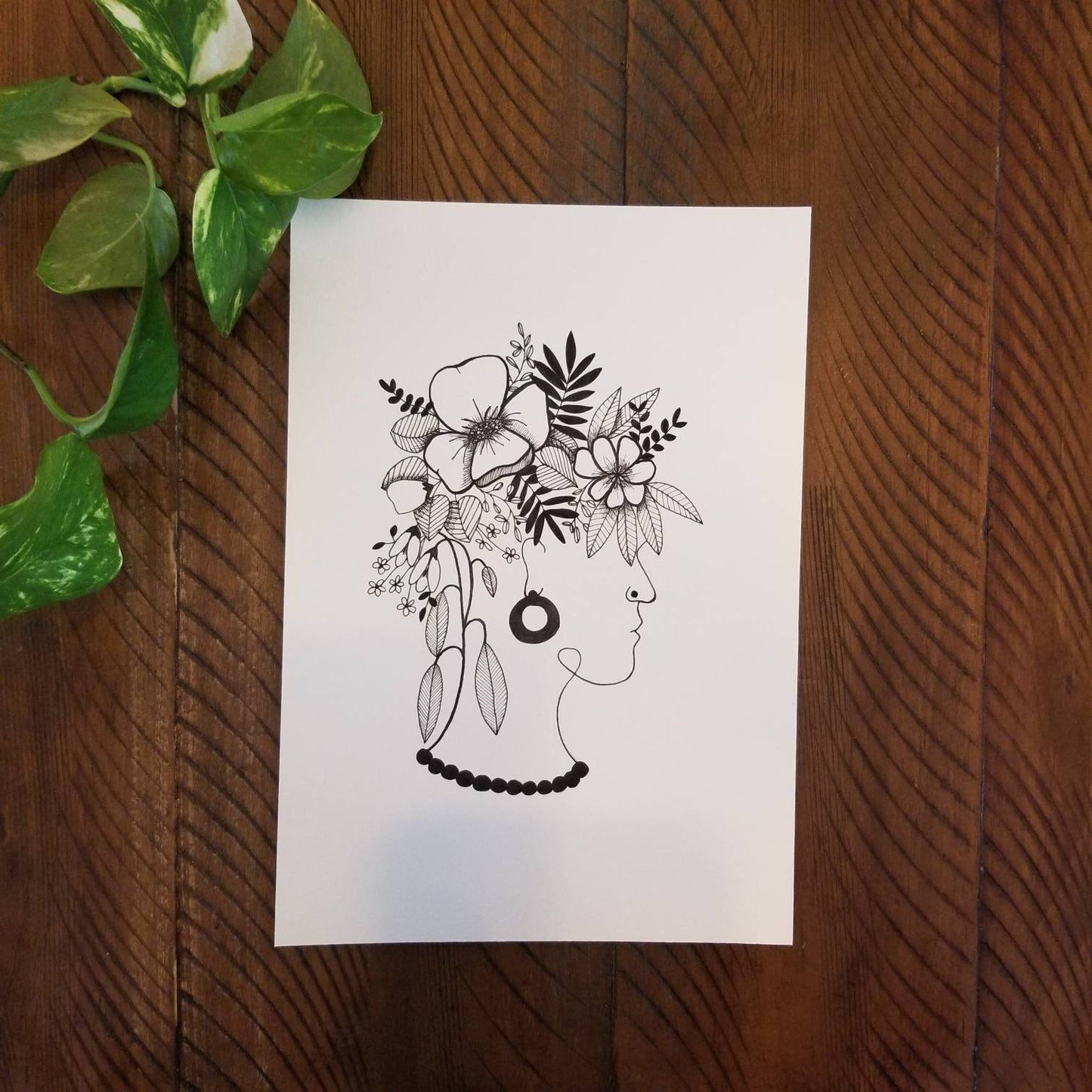 Femme en fleurs - dessin original à l'encre noire